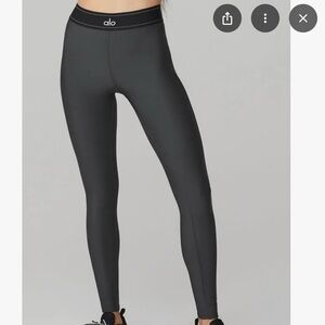 Alo - Airlift High Waist Suit Up Legging in Anthracite & Black